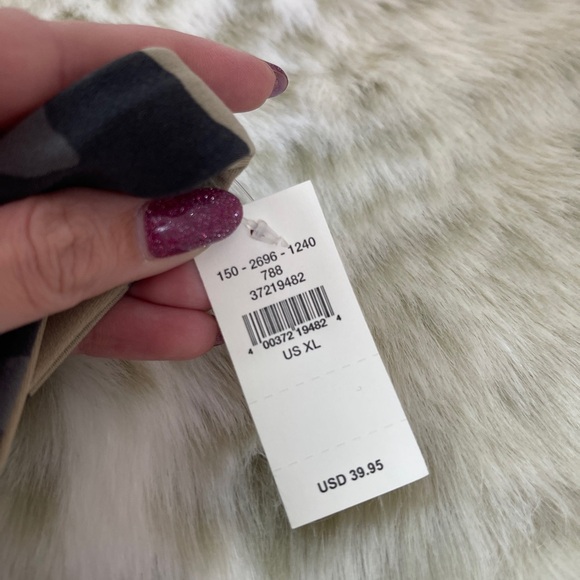 NWT Aerie Green and Brown Camouflage Sports Bra with Lace-Up Back - Picture 11 of 11